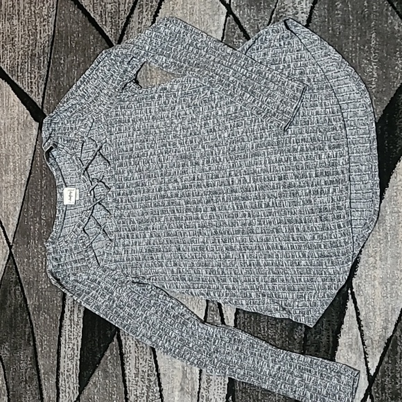 BUCKLE DAYTRIP CUT-OUT CRISS-CROSS LONG-SLEEVE SHIRT - Picture 1 of 14